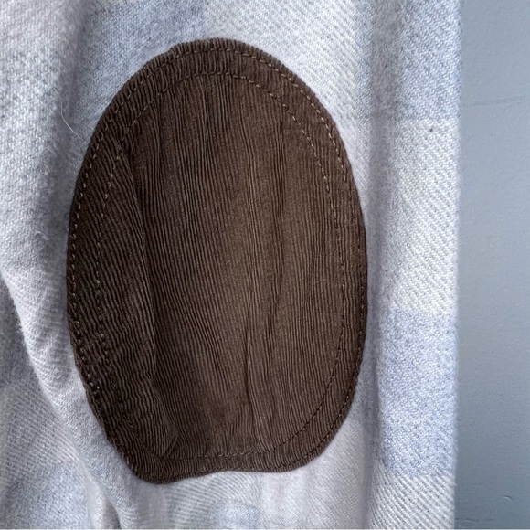 ROOTS Plaid Flannel Cream & Grey Button-Up Shirt Size Medium - Picture 8 of 12